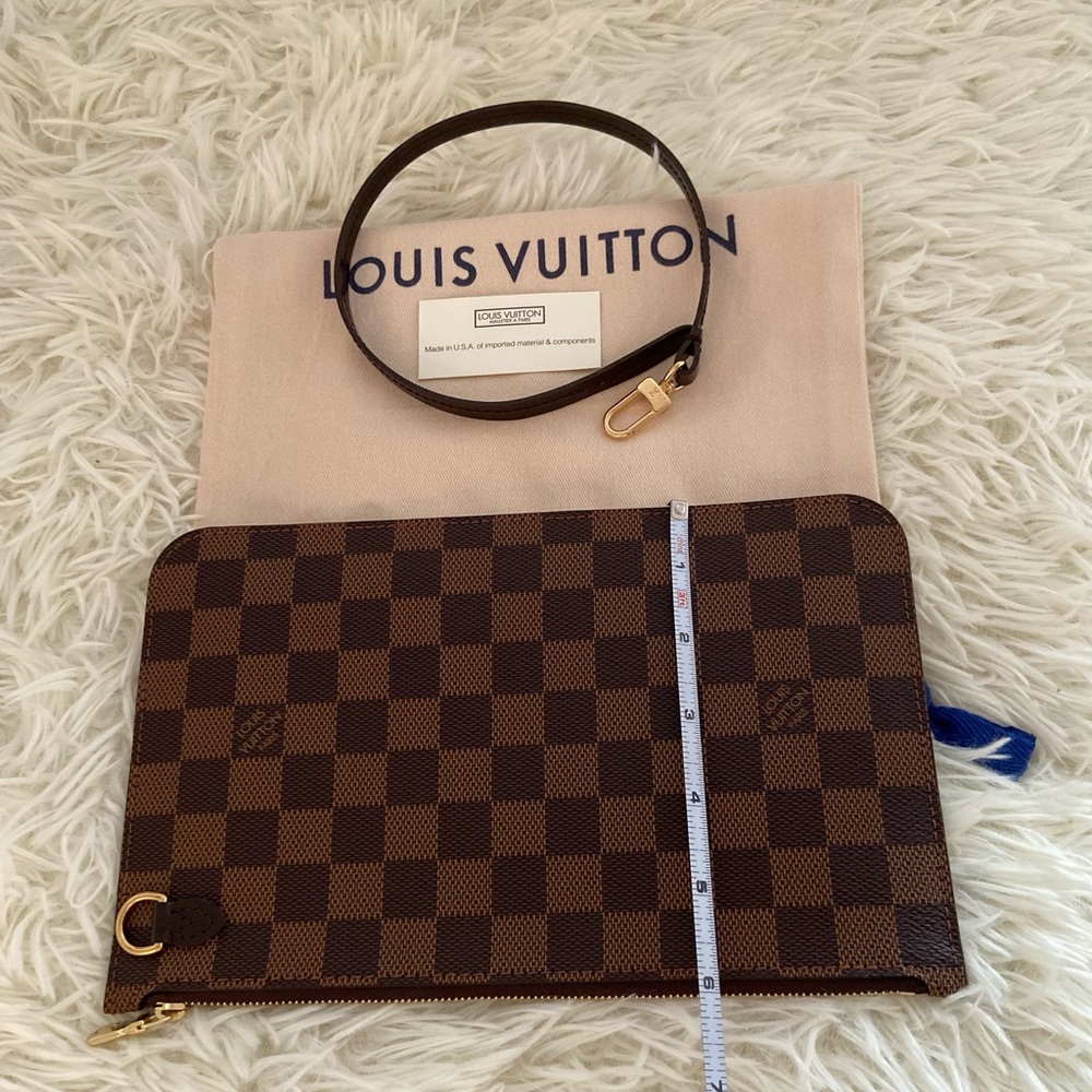 Louis Vuitton (Free Dior Lip Glow) - Picture 10 of 16